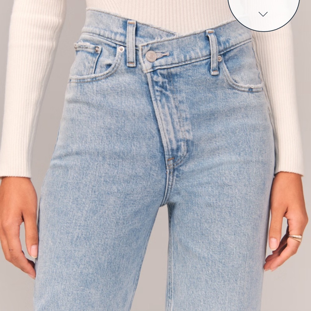 Abercrombie & Fitch. Waistband Ultra High Rise 90s Straight Jean.